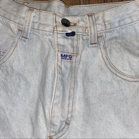 Vintage Marithe Francois Girbaud denim shorts in light blue wash, deadstock - Picture 2 of 10